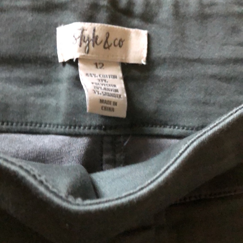 Capris Pants - Picture 2 of 4
